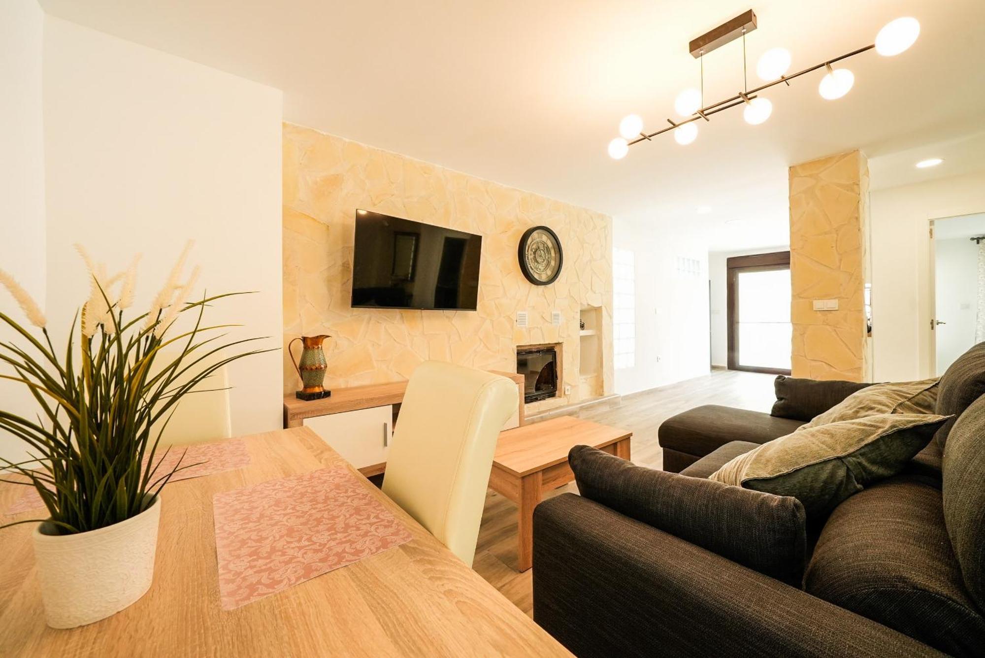 Casa Loma Con Terreno Privado Y Parking Compartido - A 800m De Playa Poniente