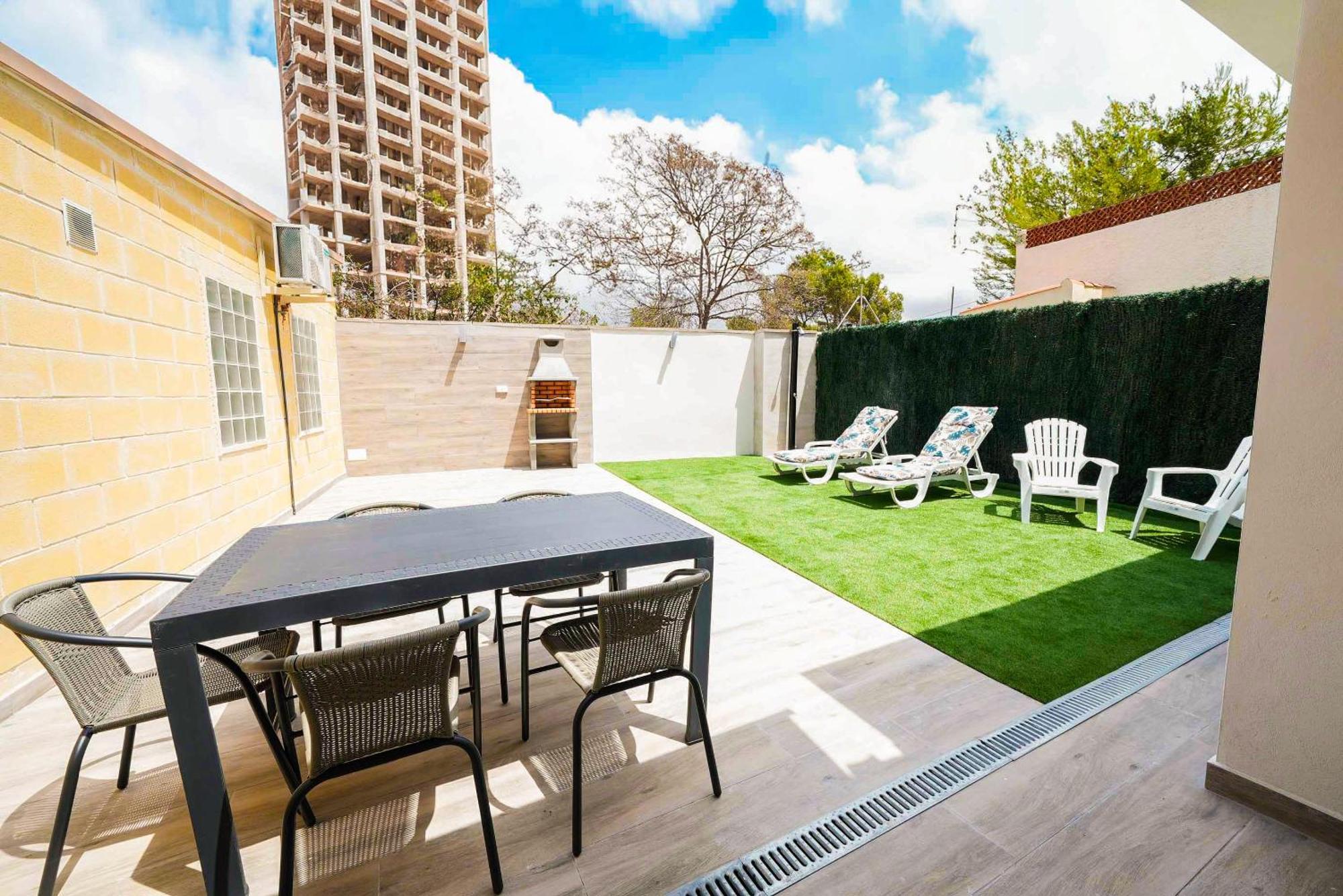 Casa Loma Con Terreno Privado Y Parking Compartido - A 800m De Playa Poniente