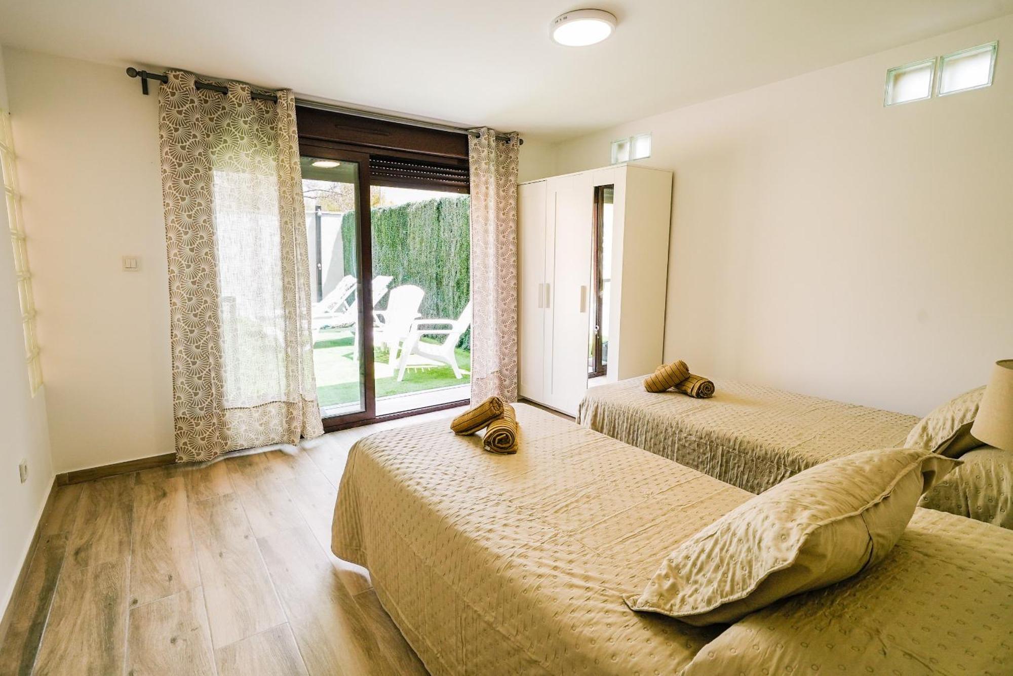 Casa Loma Con Terreno Privado Y Parking Compartido - A 800m De Playa Poniente Vakantiehuis